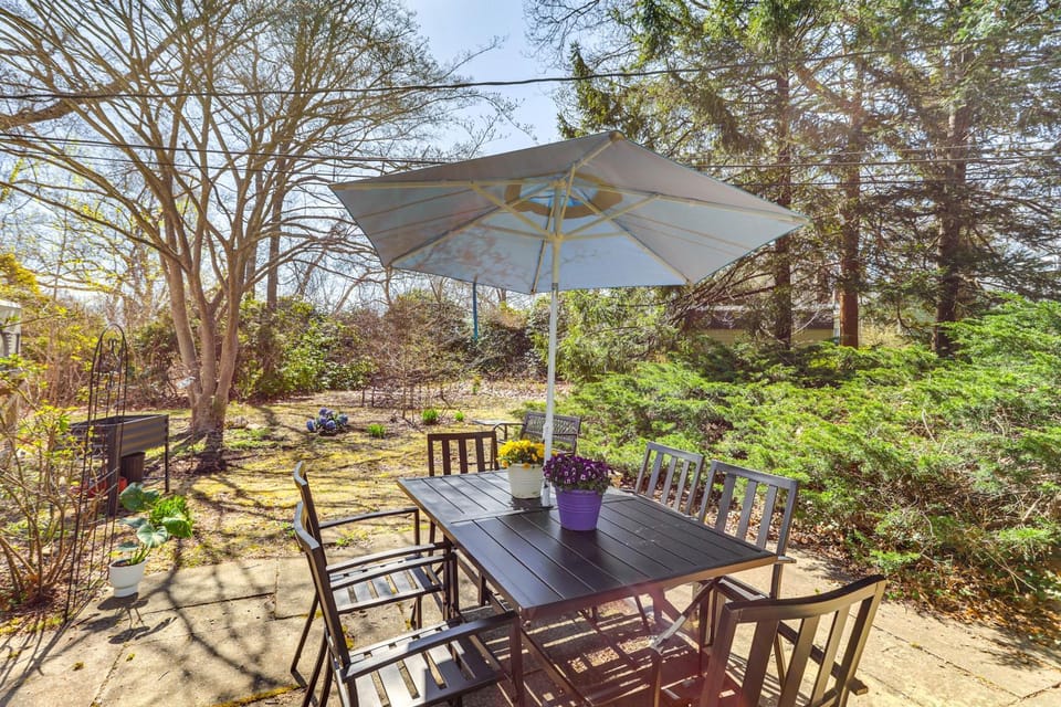 3 Mi to Cape Cod Bay: Marshfield Home w/ Balcony! House in Marshfield