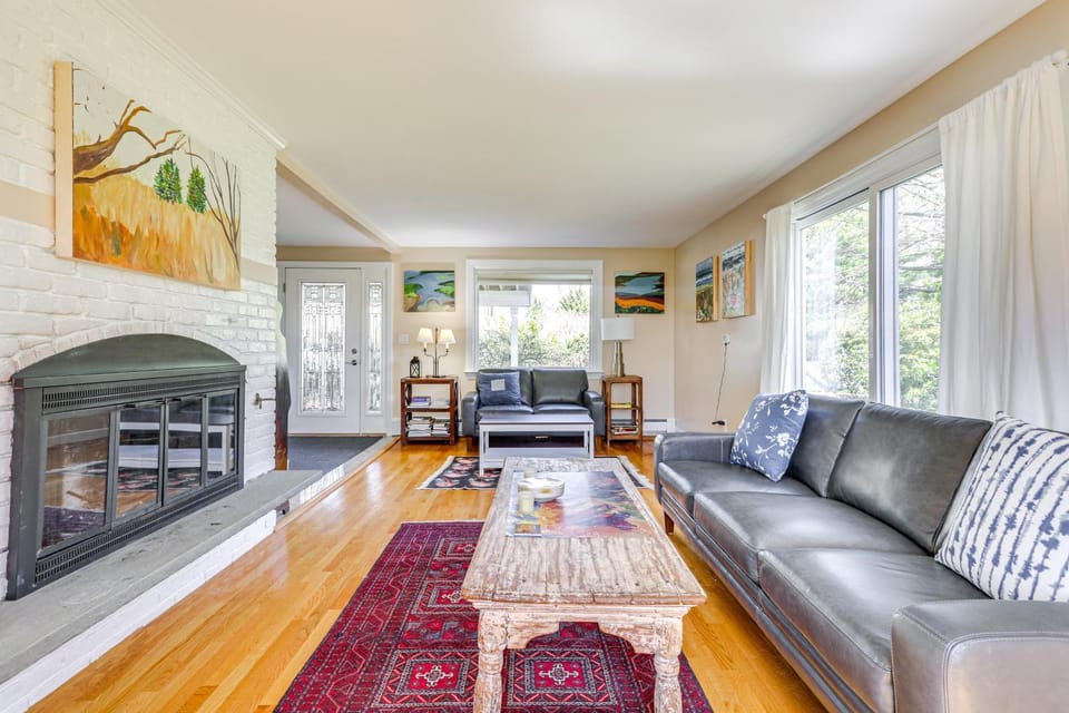 3 Mi to Cape Cod Bay: Marshfield Home w/ Balcony! House in Marshfield