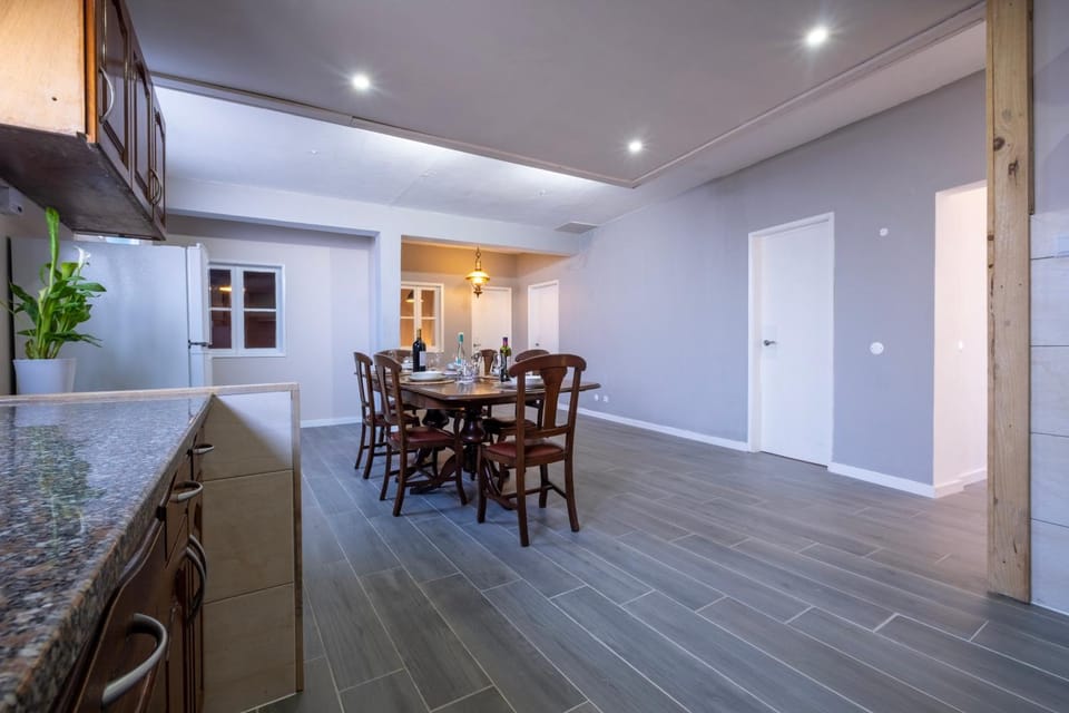 Kitchen or kitchenette, Seating area, Dining area