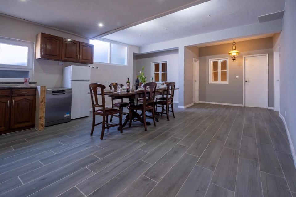 Kitchen or kitchenette, Dining area, oven, pet friendly