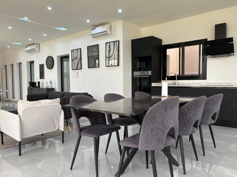 Kitchen or kitchenette, Dining area, air conditioner