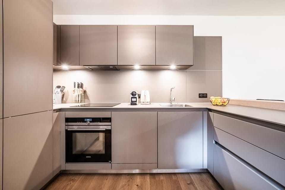 Coffee/tea facilities, Kitchen or kitchenette, dishwasher, oven, stove, toaster