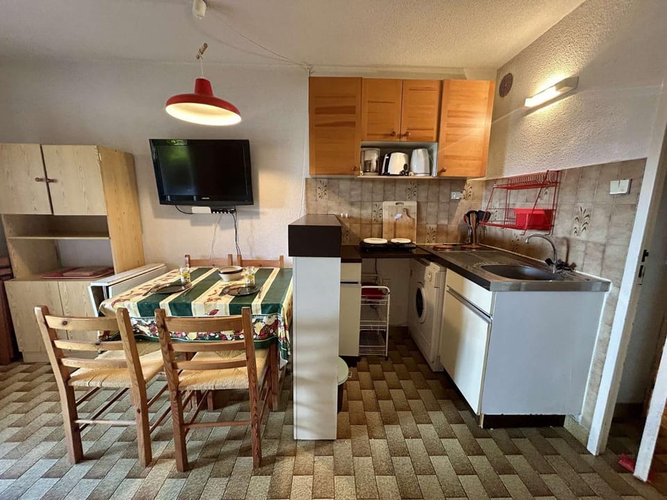 TV and multimedia, Dining area, minibar, stove
