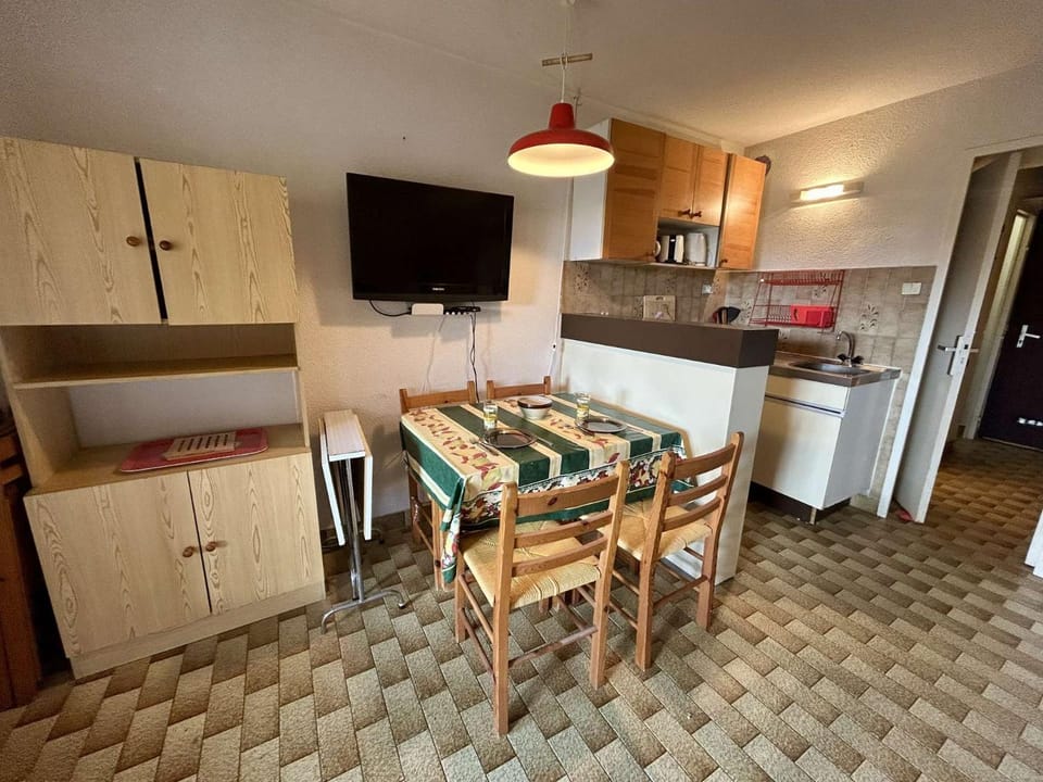 TV and multimedia, Dining area, minibar, stove