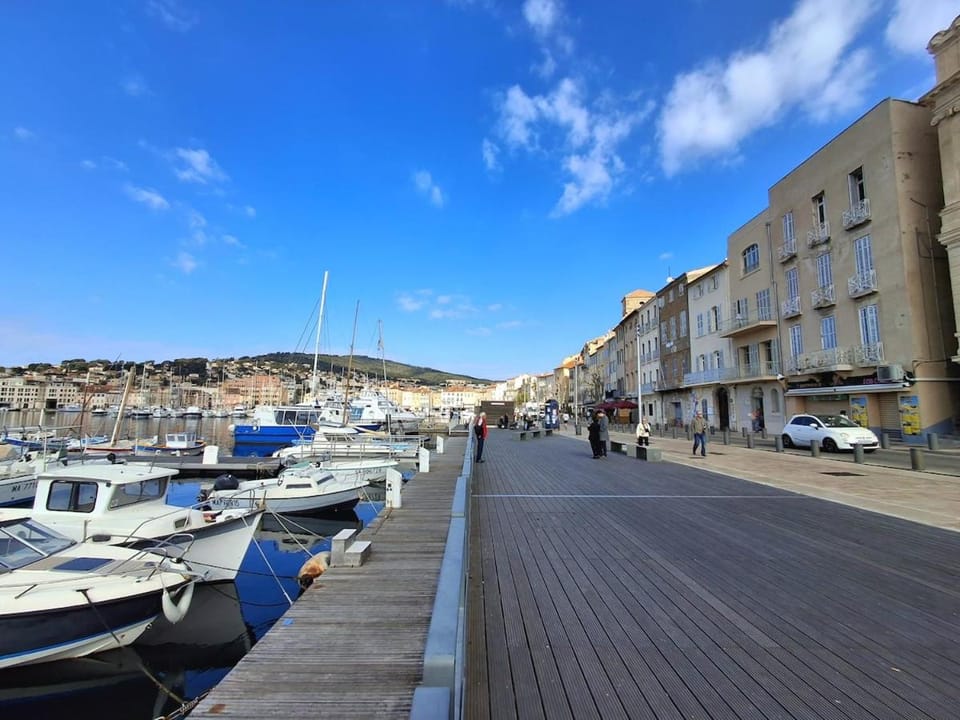 Restaurant/places to eat, Neighbourhood, Sea view, Location