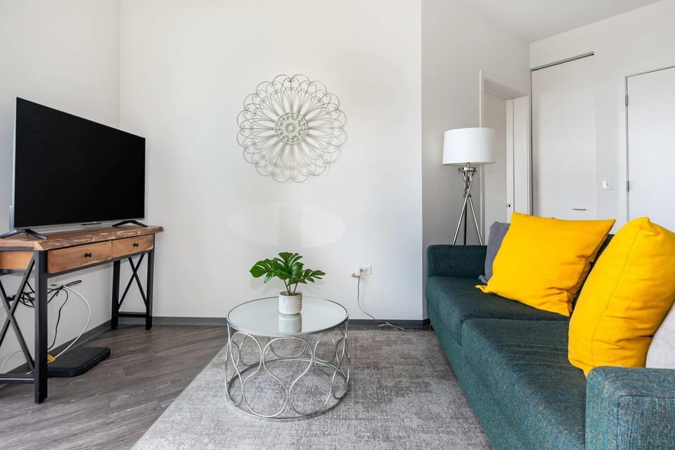 Communal lounge/ TV room, TV and multimedia, Living room, Seating area, Evening entertainment