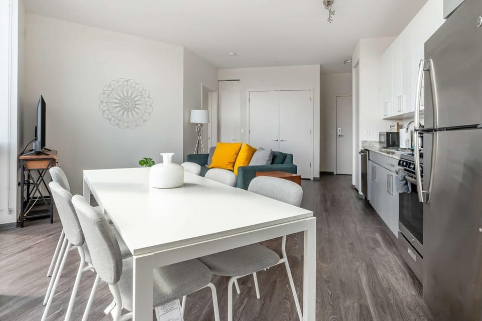 Kitchen or kitchenette, Seating area, Dining area, oven, stove