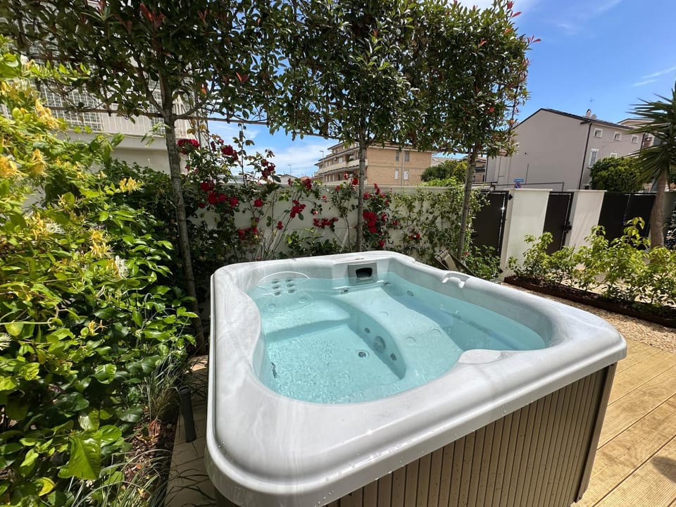 Garden, Hot Tub