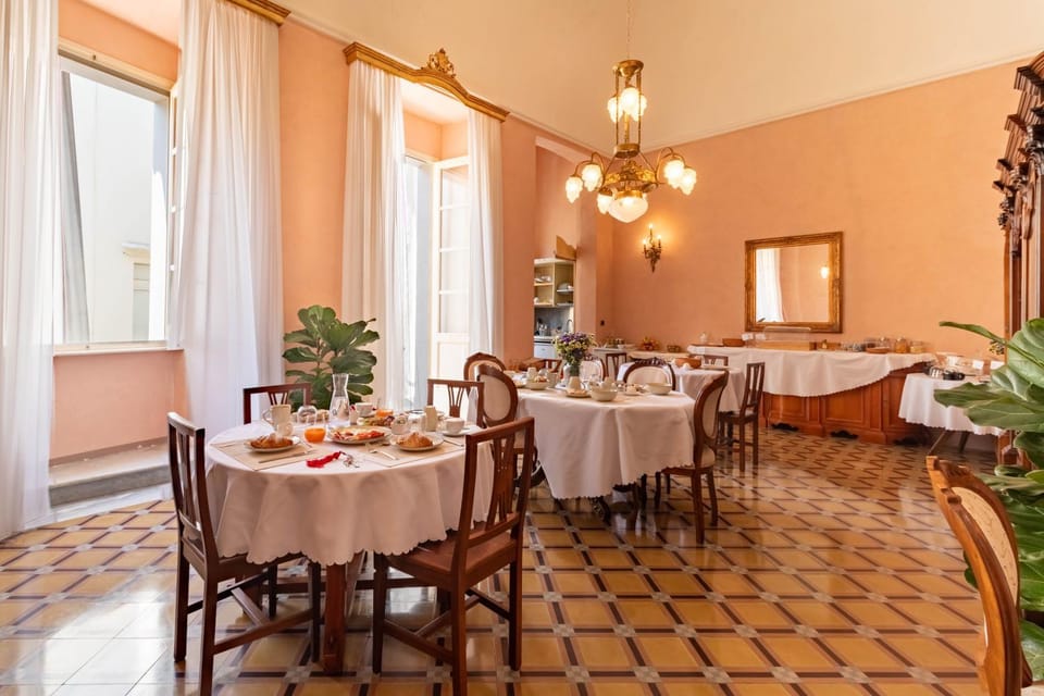 Living room, Food and drinks, Seating area, Food