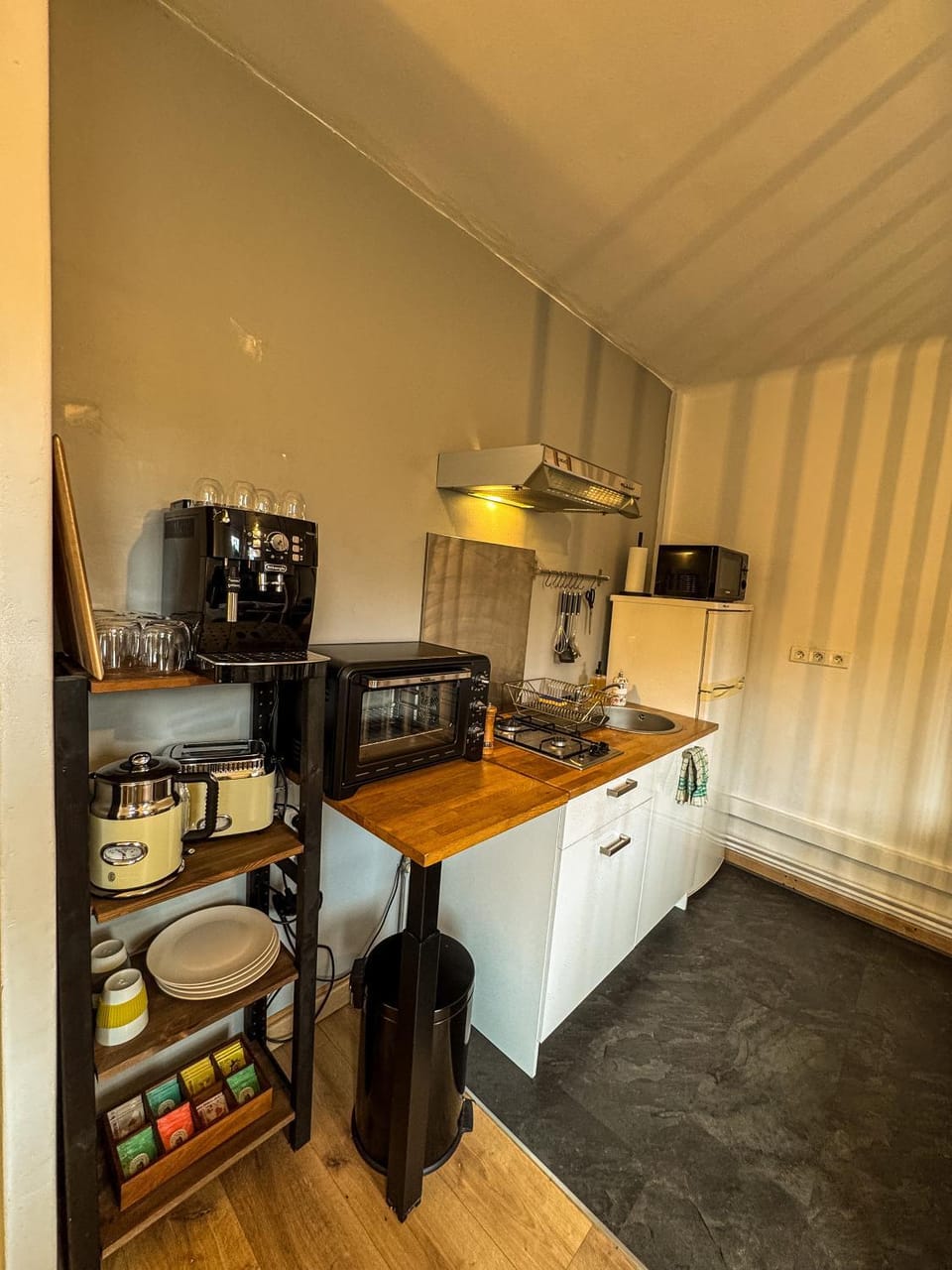 Coffee/tea facilities, Kitchen or kitchenette, stove, toaster