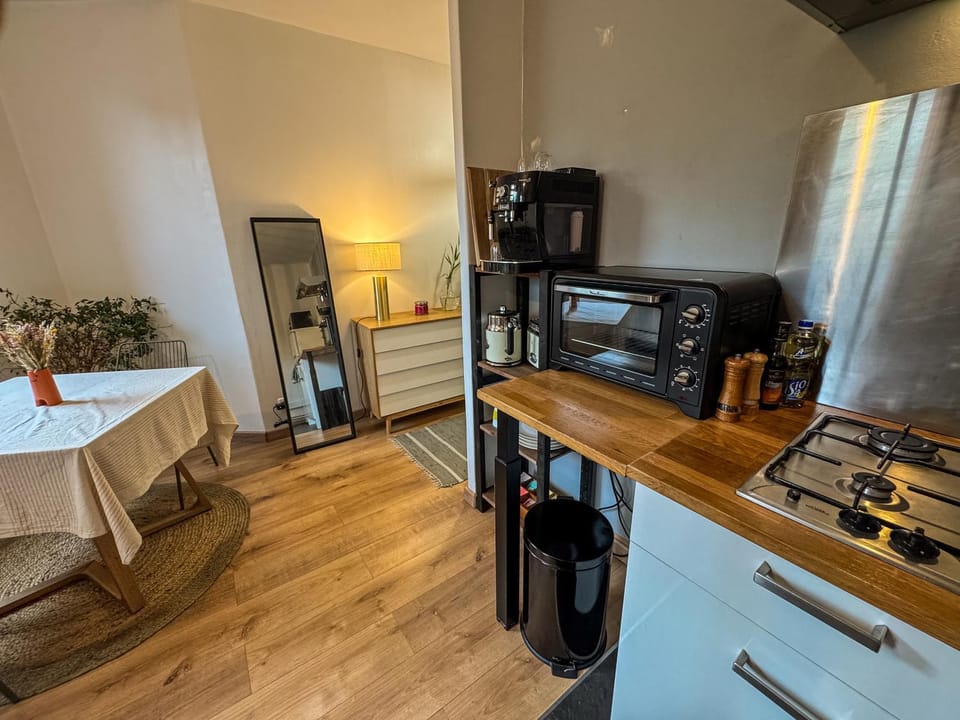 Coffee/tea facilities, Kitchen or kitchenette, Dining area, oven, stove, toaster