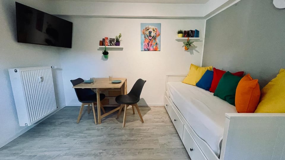 Bed, Seating area, Dining area