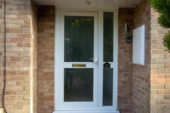 Contractor Accommodation Free Parking WiFi Near Worksites - 2 Bedroom Home In Three Bridges Crawley Gatwick House in Crawley