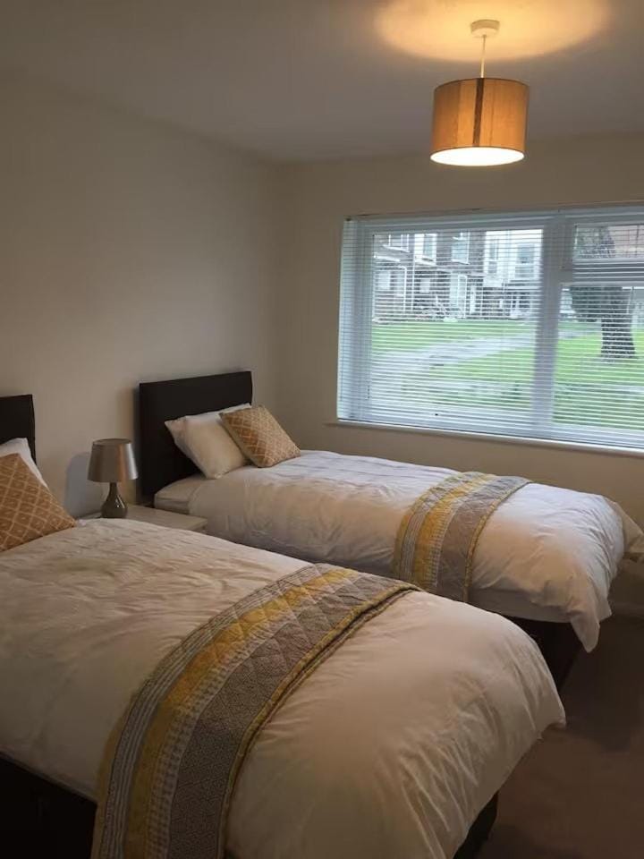 Contractor Accommodation Free Parking WiFi Near Worksites - 2 Bedroom Home In Three Bridges Crawley Gatwick House in Crawley