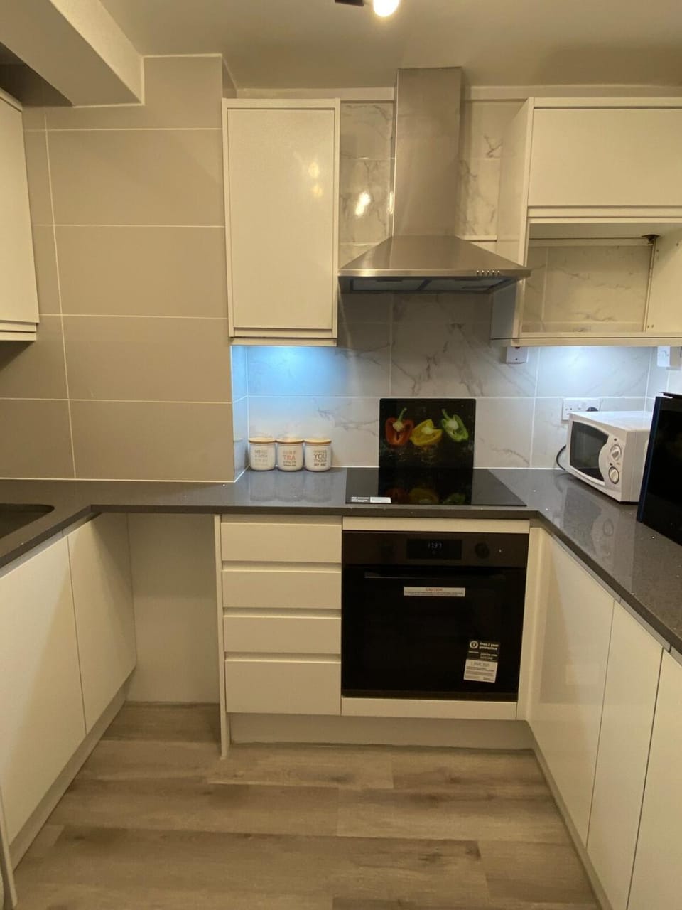 Contractor Accommodation Free Parking WiFi Near Worksites - 2 Bedroom Home In Three Bridges Crawley Gatwick House in Crawley