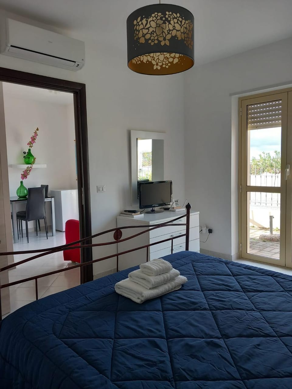 Bed, TV and multimedia, Bedroom, towels