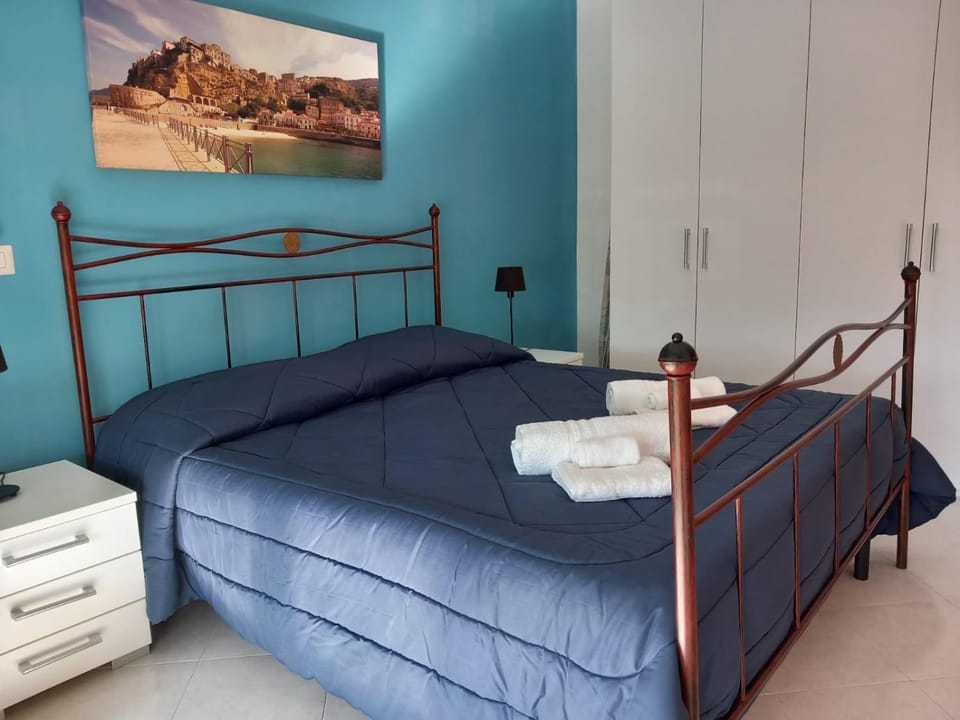 Patio, Garden, Photo of the whole room, Bedroom, heating, wardrobe, air conditioner