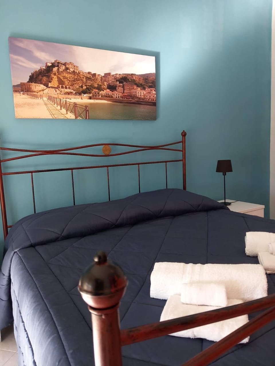 Bed, Bedroom, towels