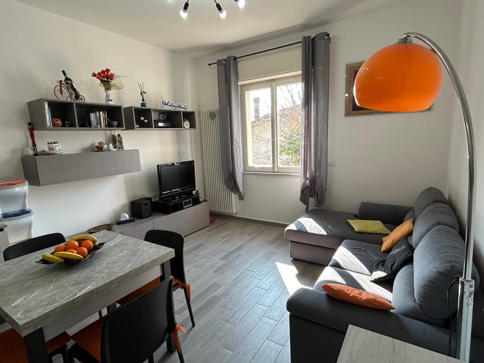 TV and multimedia, Living room, Seating area, Dining area