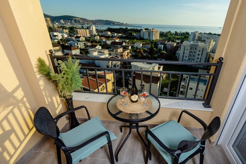 Day, Balcony/Terrace, Seating area, City view, Sea view