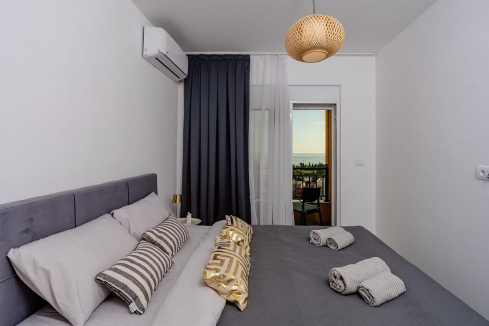 Bed, Bedroom, towels, air conditioner