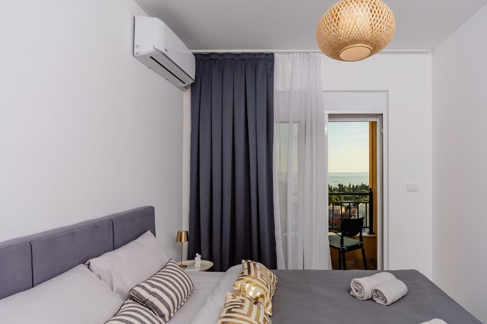 Bed, Bedroom, towels, air conditioner