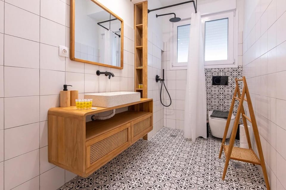 Koukaki 2BR Apt with Balcony, Walk to Acropolis Apartment in Kallithea