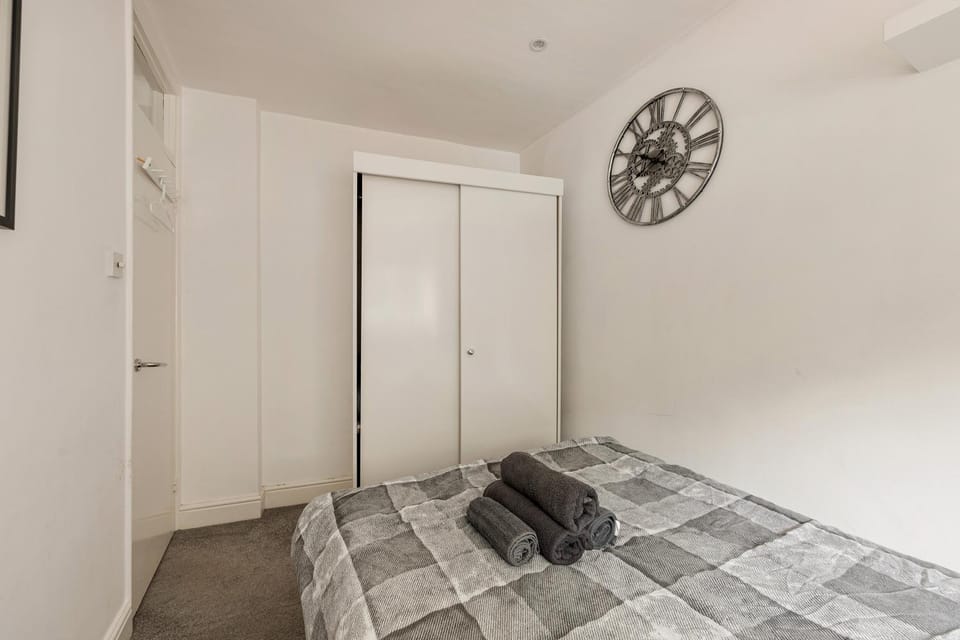 Bed, Bedroom, towels, wardrobe