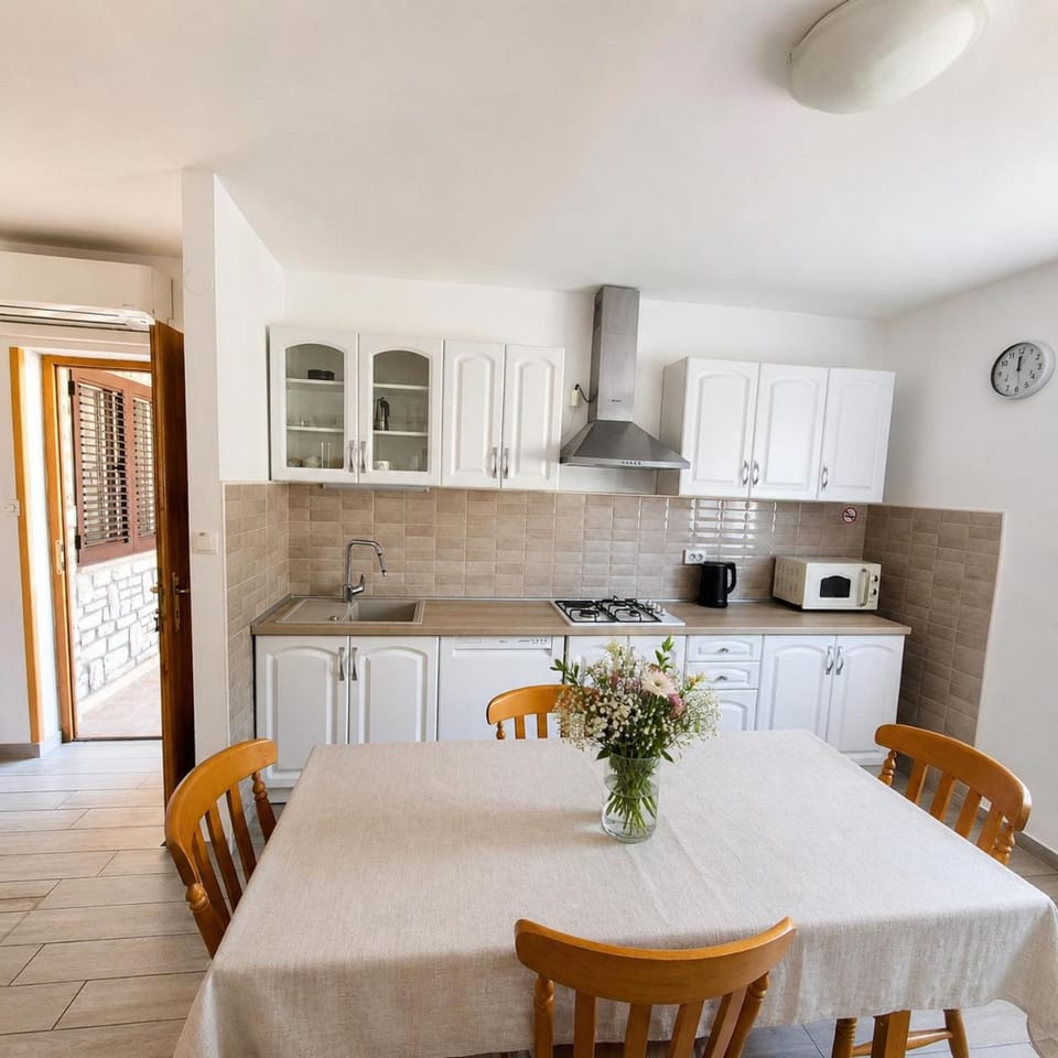 Kitchen or kitchenette, Dining area, dishwasher, stove