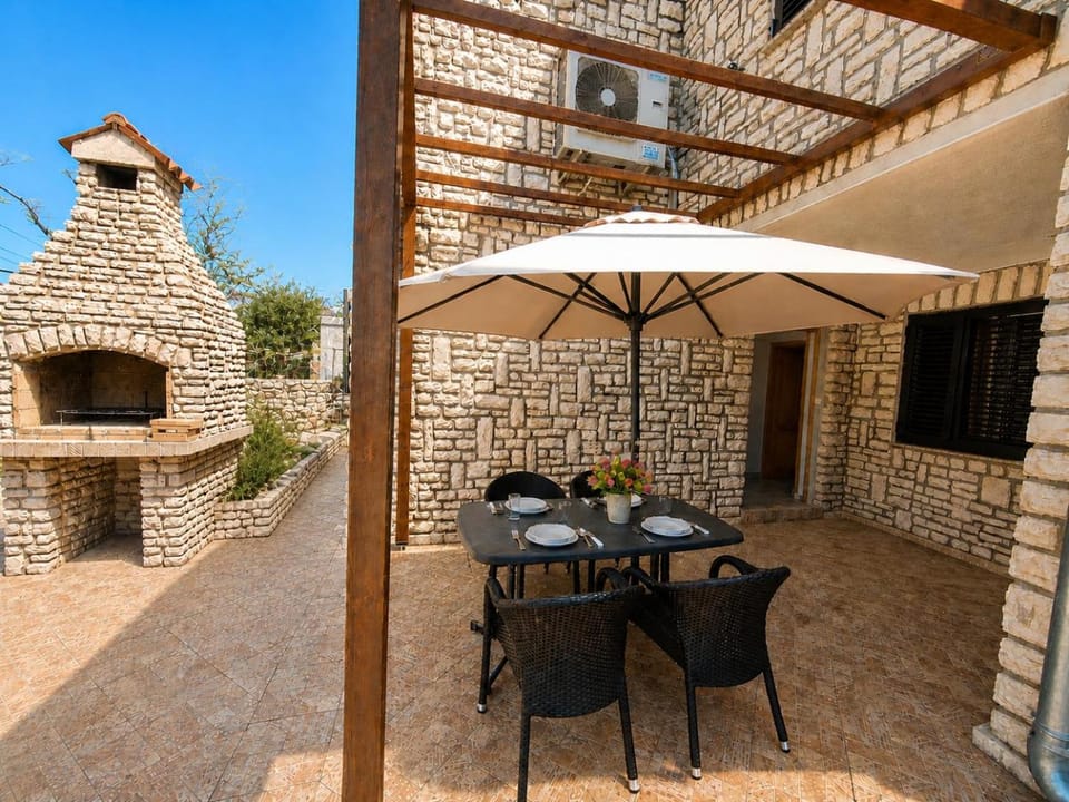 Property building, Patio, Balcony/Terrace, Dining area