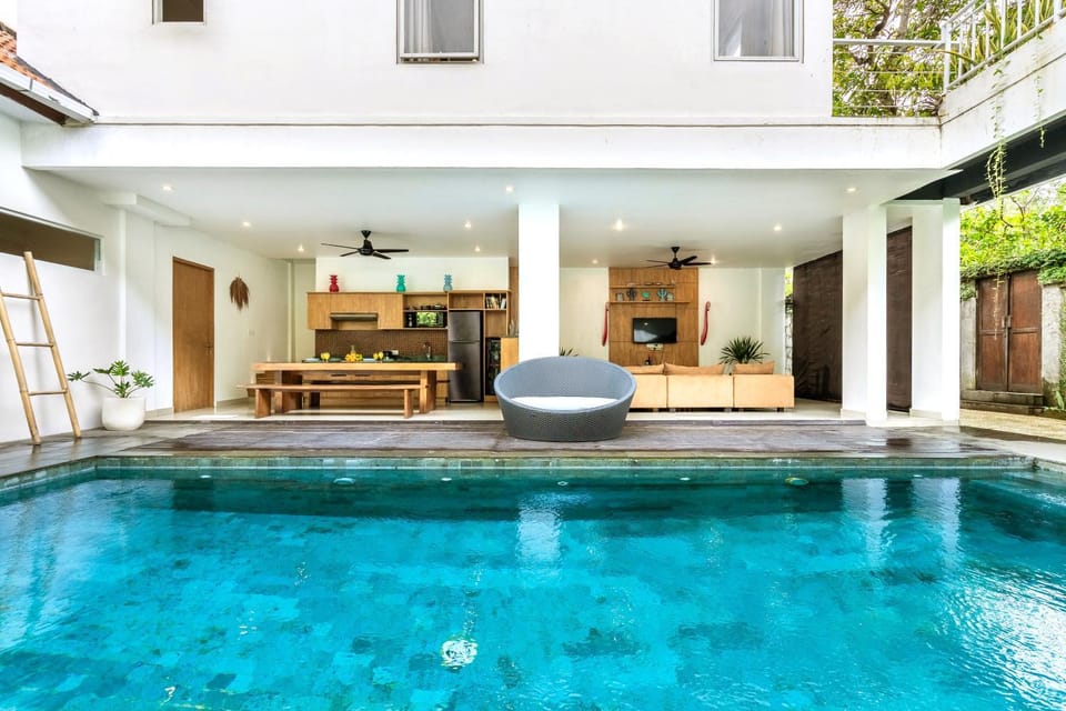 Property building, Patio, Day, Dining area, Pool view, Swimming pool, sunbed