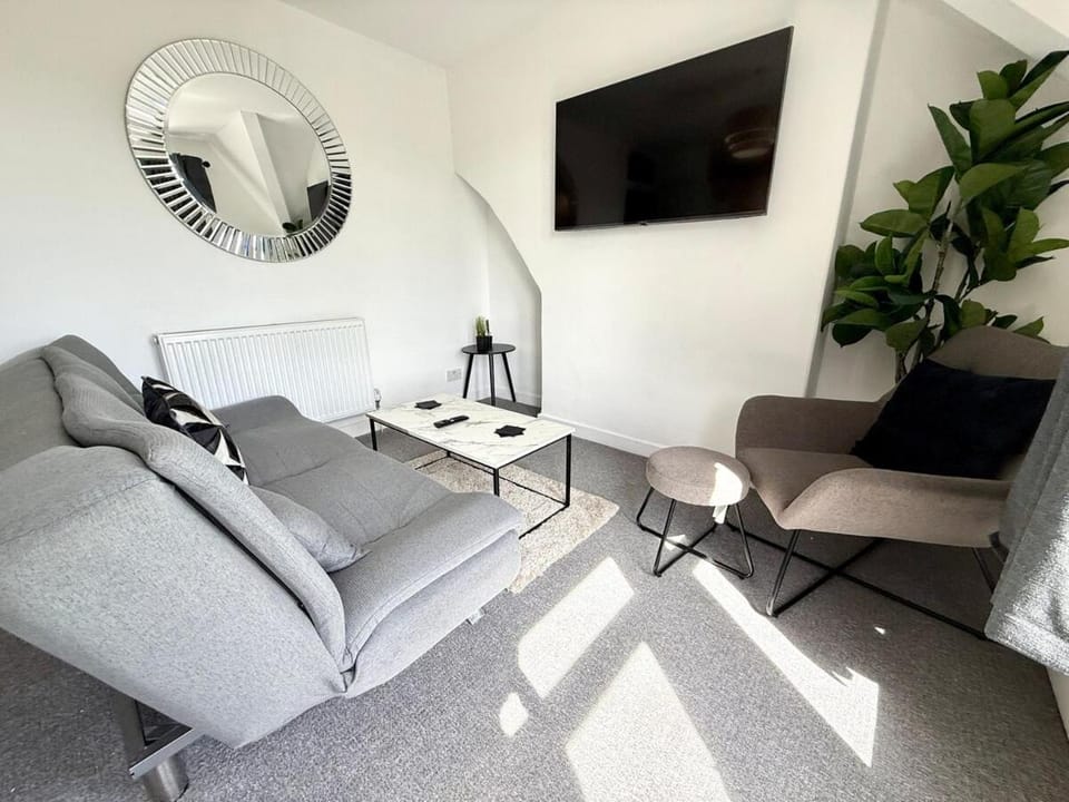 TV and multimedia, Living room, Seating area, Evening entertainment