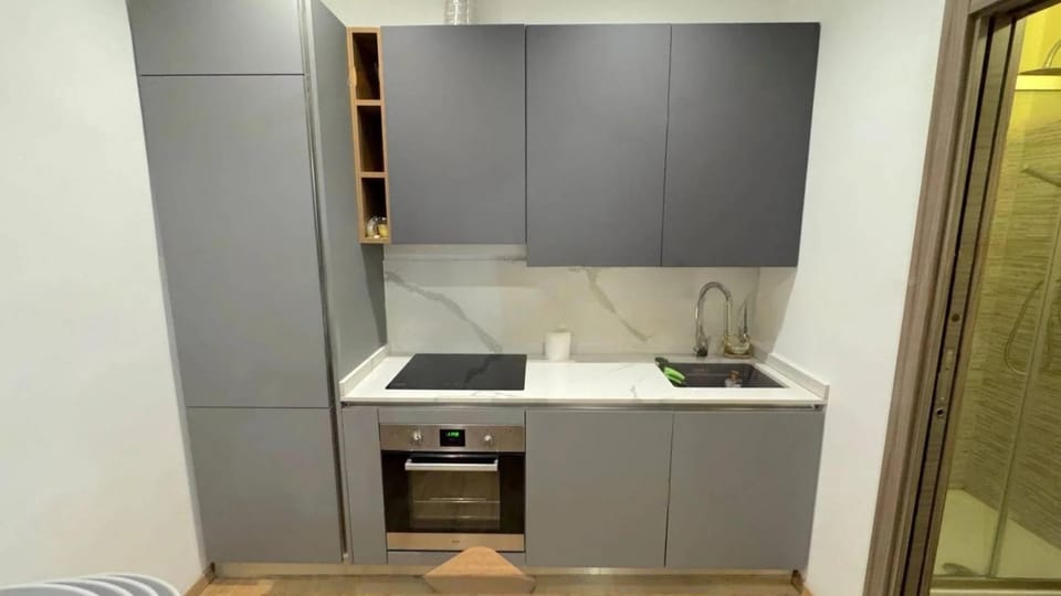 Kitchen or kitchenette, minibar, stove
