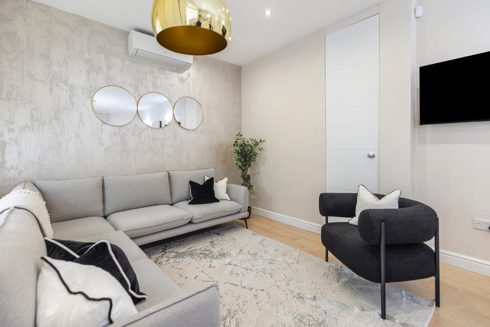 3 Min to Tube Station, Spacious Modern Home Sleeps 12 Adults London House in London
