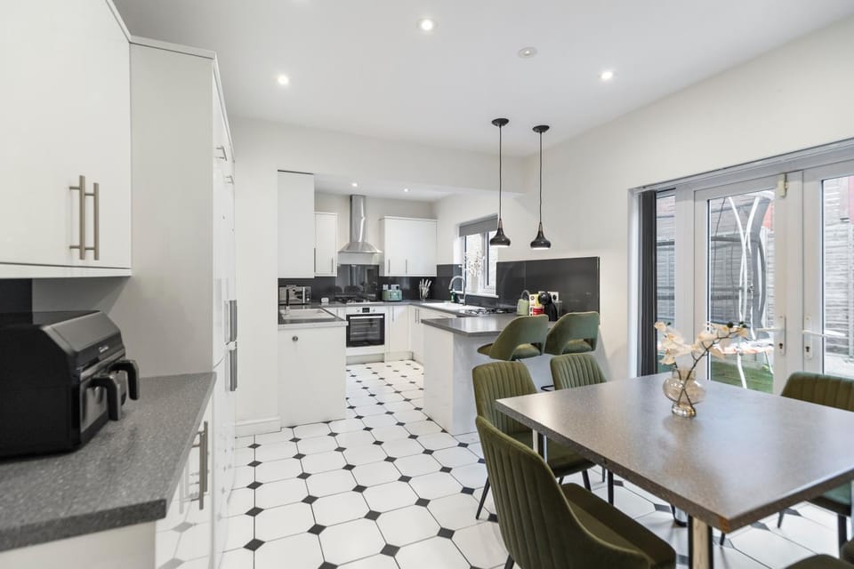 3 Min to Tube Station, Spacious Modern Home Sleeps 12 Adults London House in London