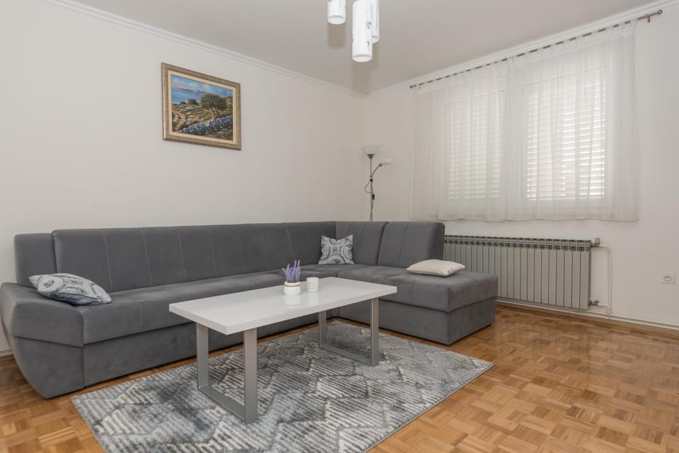 Apartment Violet Apartment in Makarska