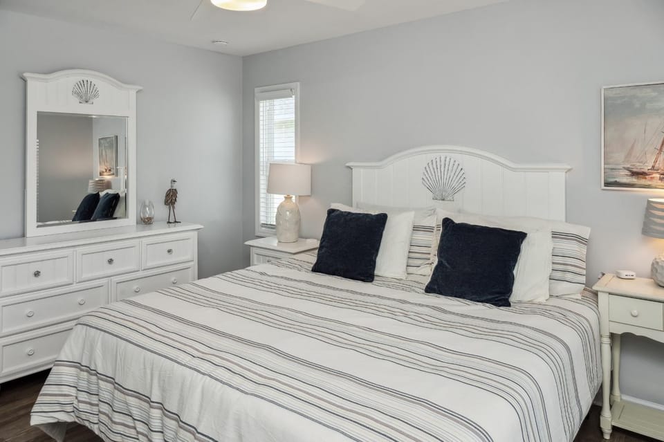 Partial Oceanview 4BR,3BA, Sleeps 12 Steps to Beach Oak Island House in Oak Island