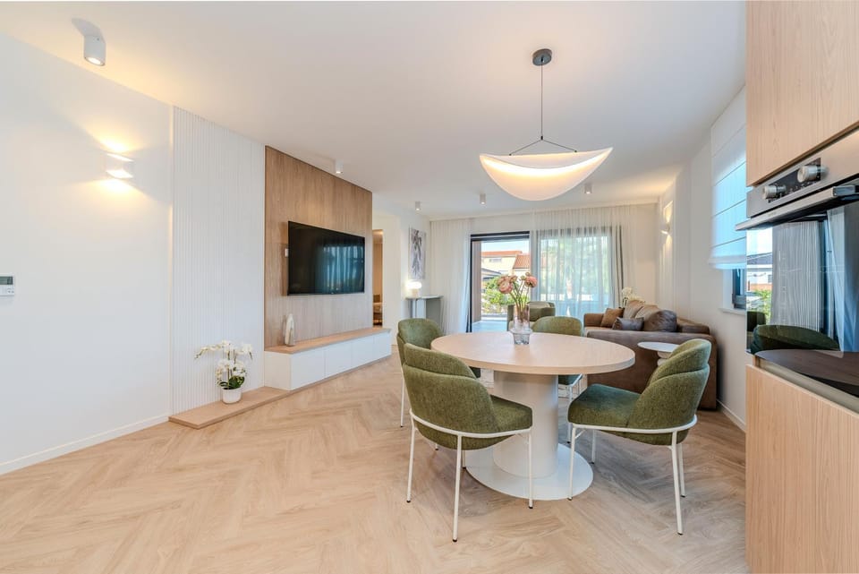 TV and multimedia, Living room, Seating area, Dining area