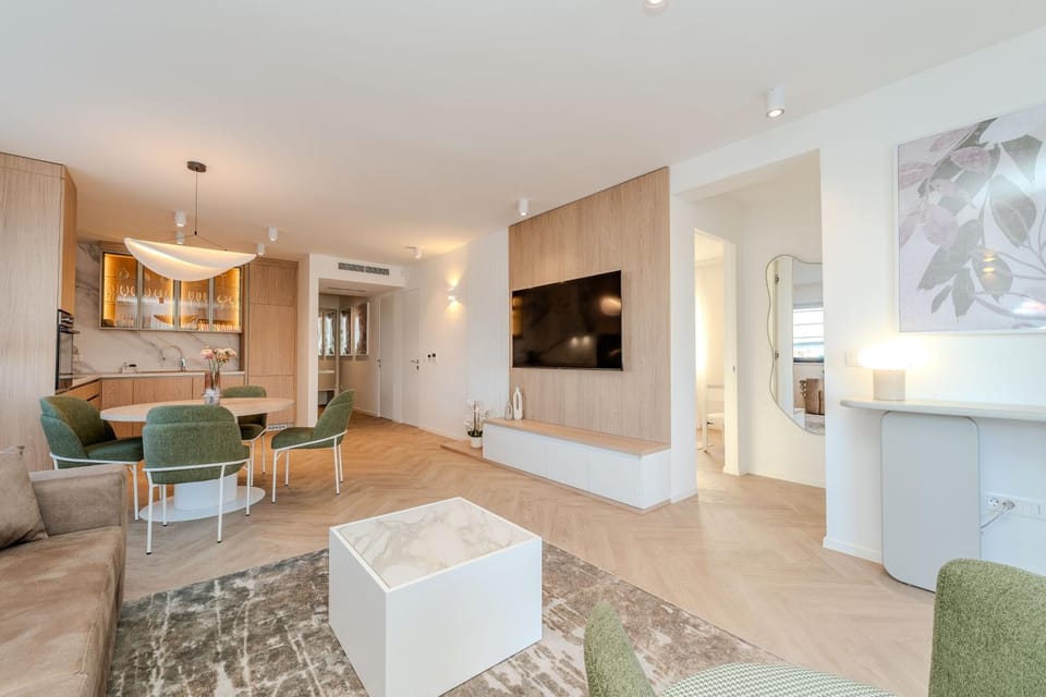 TV and multimedia, Kitchen or kitchenette, Living room, Seating area