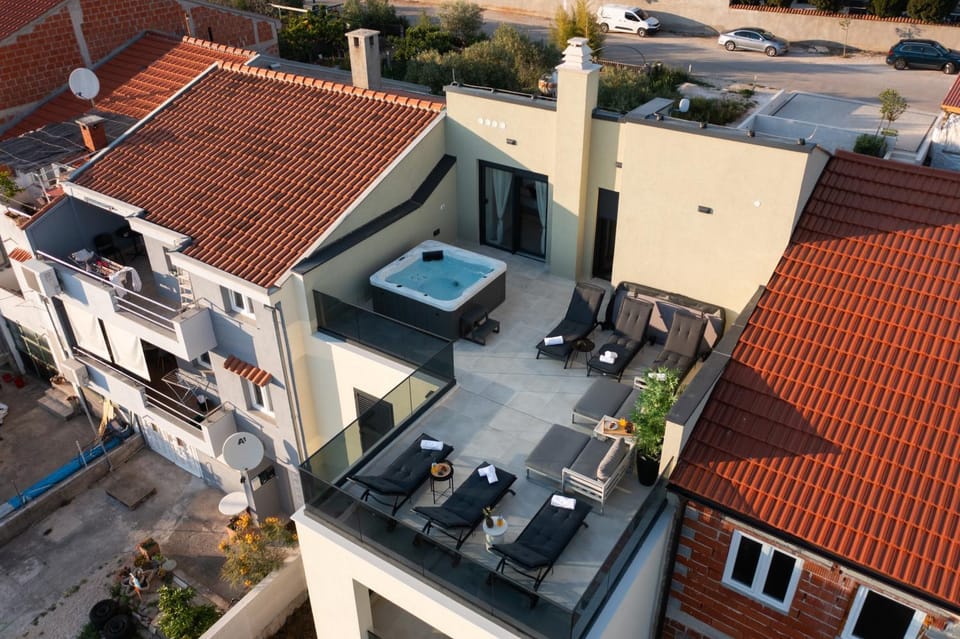 Property building, Bird's eye view, View (from property/room), Balcony/Terrace, Balcony/Terrace, Parking, sunbed