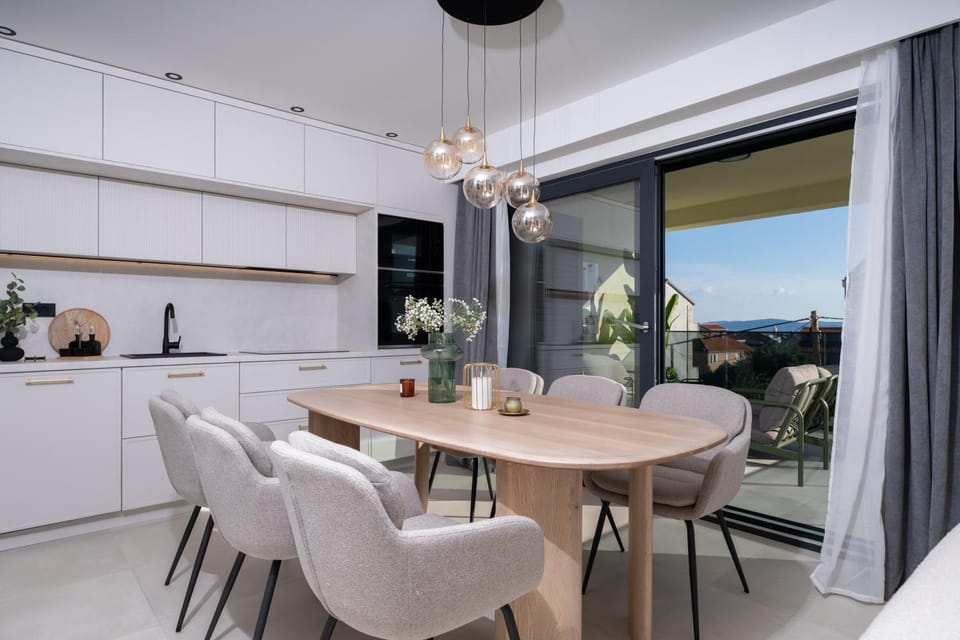Kitchen or kitchenette, Seating area, Dining area