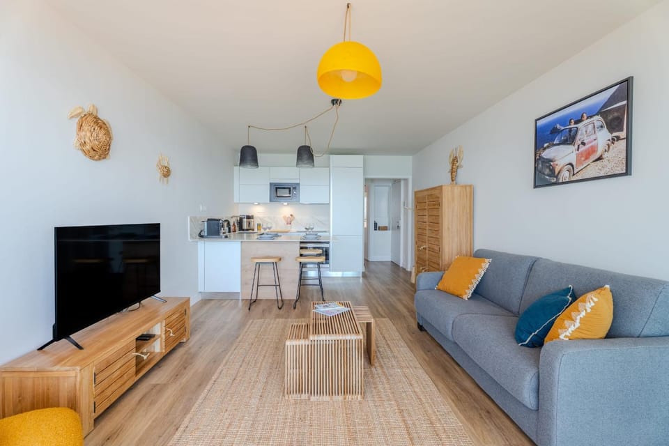 Kitchen or kitchenette, Living room, Dining area