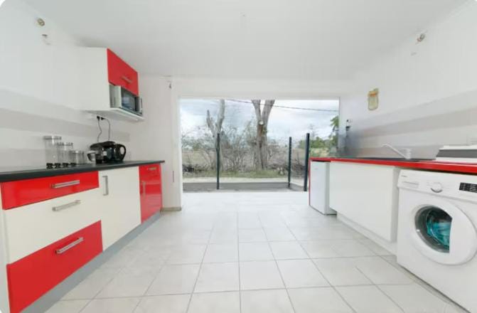 Kitchen or kitchenette, dishwasher, stove