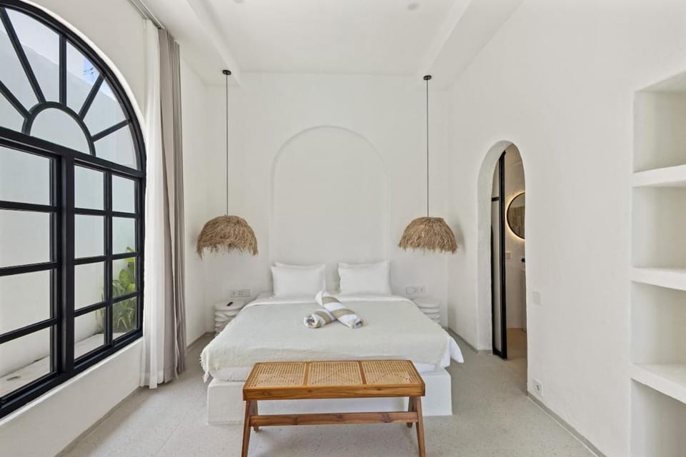 All-White Villa with Pool, Sauna, Firepit & Office Villa in Kuta Selatan
