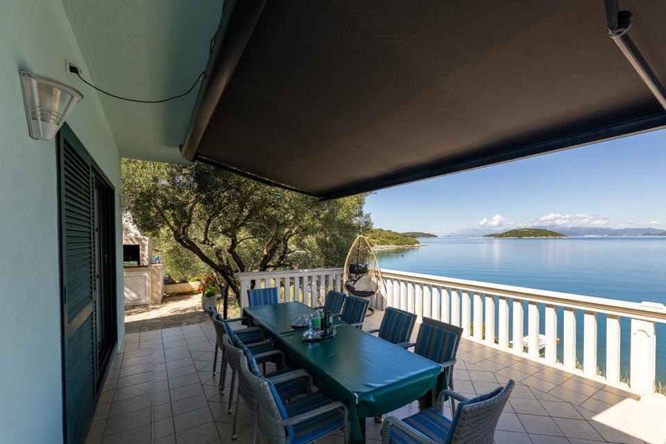 Day, Natural landscape, Balcony/Terrace, Seating area, Dining area, Sea view