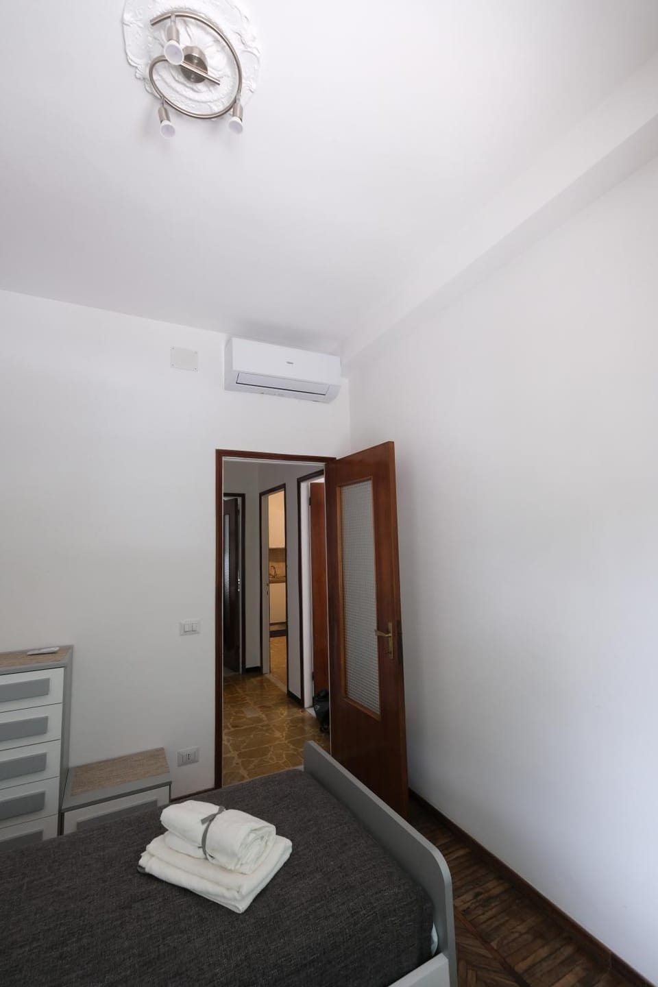 Bedroom, towels, air conditioner