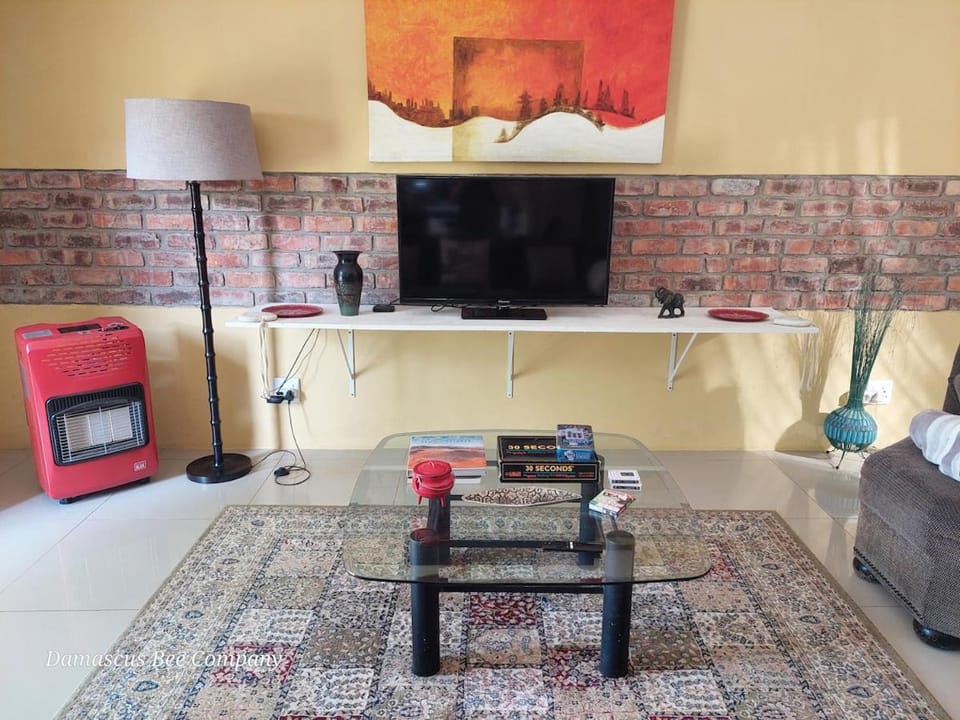 TV and multimedia, Living room, Seating area, Evening entertainment