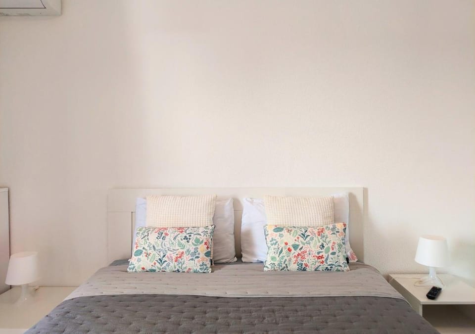 Bed, Photo of the whole room, Bedroom, air conditioner