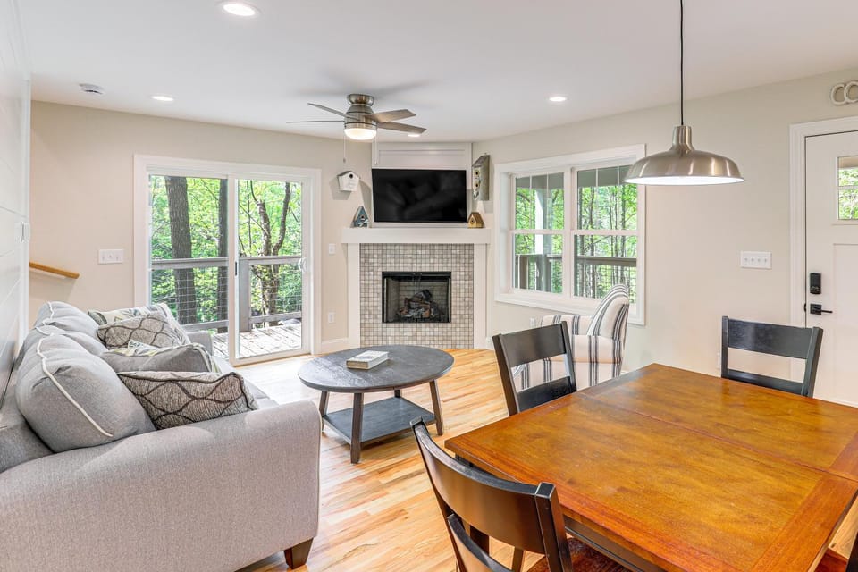Farm On-Site: Mtn-View Cottage in Hendersonville! House in Flat Rock