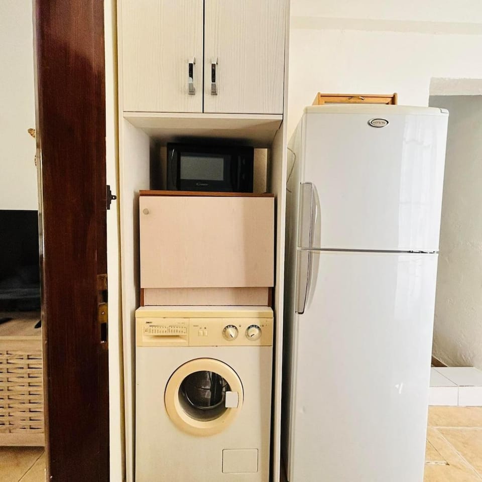 Kitchen or kitchenette, oven, washing machine